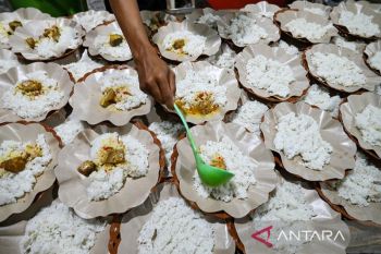 Volunteers distribute 7,000 free pre-dawn meals in Palu