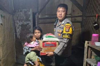 Bhabinkamtibmas Way Gubak salurkan bantuan sembako untuk warga prasejahtera
