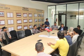 Kasus pelemparan petasan ke pengemudi angkutan diselesaikan secara RJ