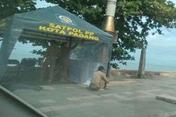 Satpol PP dirikan posko di sejumlah titik Pantai Padang