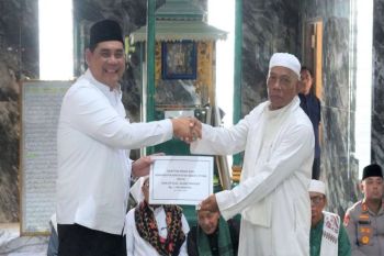 Shalahuddin serahkan hibah Rp1 miliar untuk Masjid Ulul Albab Benangin