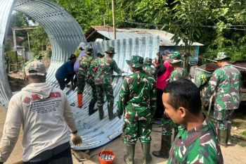 Kodim Kudus membangun jembatan armco untuk penghubung di Desa Pedawang