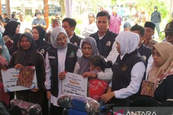 Gubernur Khofifah salurkan bansos dan tali asih di Banyuwangi