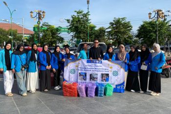 Mahasiswa UNIVSM bagikan ratusan takjil kepada pengendara