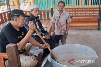 Aceh mosque keeps Ramadan tradition alive with "Kanji Rumbi"