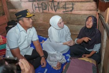 Wagub Vasko serahkan bantuan RTLH Rp25 Juta untuk Keluarga Hendri di Solok Selatan