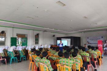 Asmo Kalbar tanamkan keselamatan berkendara sejak dini di SMP N 4 Pontianak