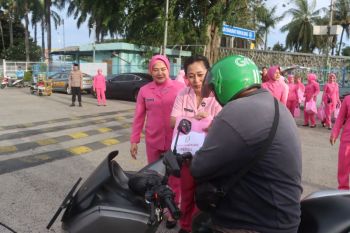 Bhayangkari Lampung Selatan bagikan takjil untuk masyarakat di Pelabuhan Bakauheni