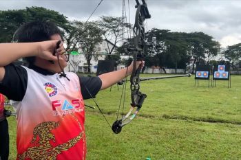 Ngabuburit sambil melatih fokus dengan memanah