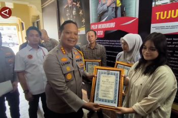 Berani kejar jambret, wanita di Yogya dapat penghargaan dari polisi