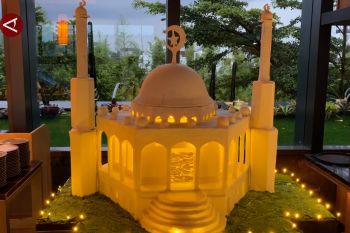 Miniatur masjid dari 100kg cokelat putih semarakkan Ramadhan di Malang
