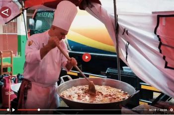 Chef Prancis memasak di dapur umum, bantu penyintas longsor Cisarua - VIDEO