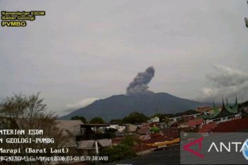 Gunung Marapi semburkan abu vulkanik setinggi 1.500 meter