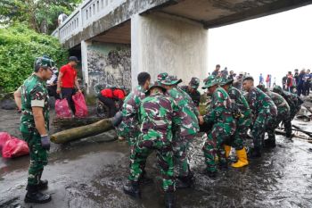 Kodam Udayana kerahkan ratusan prajurit bersihkan sampah di pantai