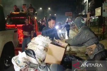 Ade Erlanda berbagi makanan sahur kepada pejuang nafkah