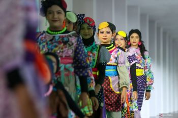 Peragaan busana muslim di Bandara Banyuwangi