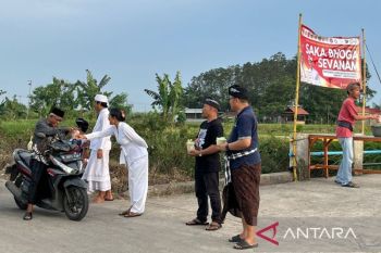 Umat Hindu Bekasi berbagi iftar ke warga Muslim dalam rangka sambut Hari Raya Nyepi