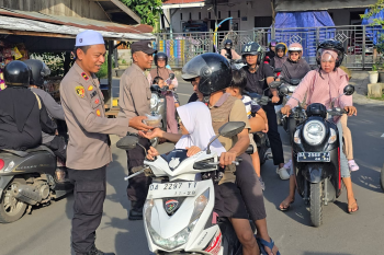 Polsek Paringin bagikan takjil gratis kepada masyarakat