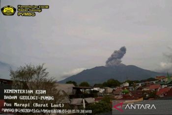 Gunung Marapi erupsi lagi Selasa dini hari dan tetap berstatus waspada