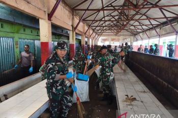 Kodim 1702-Polres Jayawijaya gotong royong bersihkan pasar Wouma Wamena