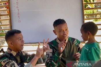 Satgas Yonif 511 beri bimbingan belajar bagi anak-anak Kampung Tima Lanny Jaya
