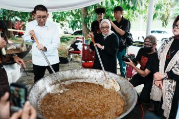 Menbud Fadli Zon membuka "Rendang untuk Sumatera", salurkan 17.000 paket rendang