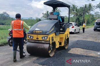 Pemkab Temanggung tambal jalan berlubang  di jalur alternatif Lebaran