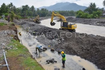 Pemasangan batu bronjong sungai Batang Air Dingin pascabencana
