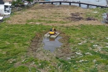 Pemkab OKI kerahkan alat berat bersihkan gulma di Jembatan Belanti