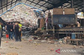 Seorang petugas tewas usai terjatuh di mesin penggiling sampah di TPA Putri Cempo