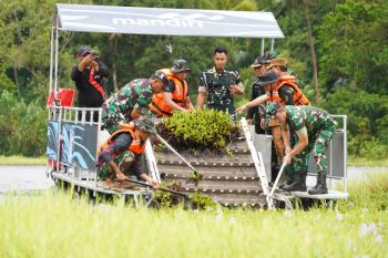 Kodam Udayana bersihkan eceng gondok di Danau Yeh Malet Karangasem