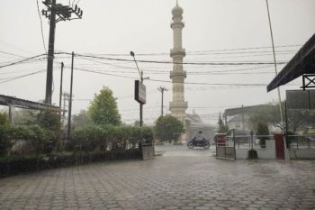 BMKG imbau warga waspadai potensi hujan berangin kencang di Kalteng