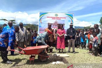 Wabup Jayawijaya letakkan batu pertama pembangunan Gereja Kingmi Yonggime