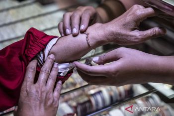 Harga emas Antam pada Selasa anjlok Rp13.000 per gram