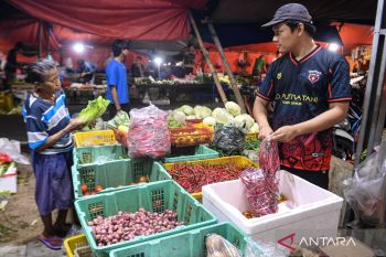 Harga cabai rawit dan bawang merah terpantau naik pada Kamis pagi