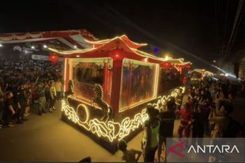 Ribuan warga padati Pawai Lampion Imlek 2577 di Singkawang