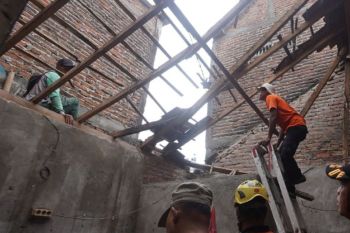 Atap rumah warga di Kota Madiun roboh karena bangunan tua