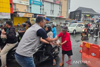 Sejumlah komunitas dan organisasi bagikan paket makanan di Solo