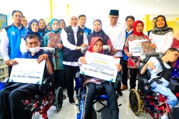 Gubernur Khofifah salurkan bantuan senilai Rp16,61 miliar
