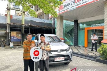 Anggota DPR RI Hendry Munief Serahkan Mobil Operasional, Dorong Soliditas PKS Riau