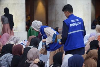 AQUA bagikan 100 ribu air mineral dan takjil untuk jamaah Istiqlal
