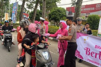 Polres-Bhayangkari Agam bagikan ratusan takjil gratis