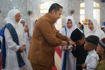 Bupati M. Syukur santuni 77 anak yatim di pesantren kilat