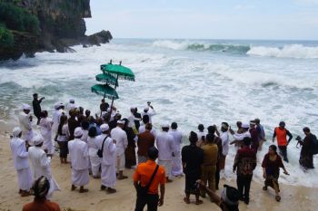 Umat Hindu DIY menggelar upacara Melasti di Pantai Ngobaran Gunungkidul