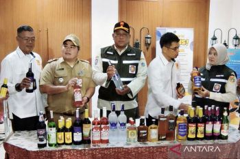 Razia Ramadhan, operasi gabungan sita 400 lebih botol miras di Jaktim