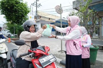 Semangat Ramadhan, PLN UIW Babel gelar aksi Srikandi berbagi takjil gratis