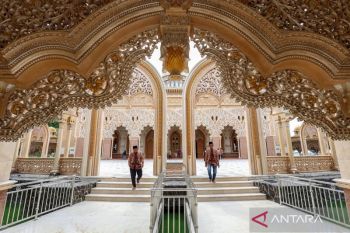 Mengagumi keindahan arsitektur Masjid Samin Baitul Muttaqin di Bojonegoro