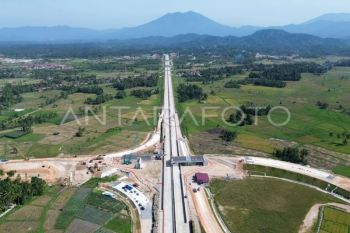 Pemasangan balok jembatan tol Padang - Sicincin