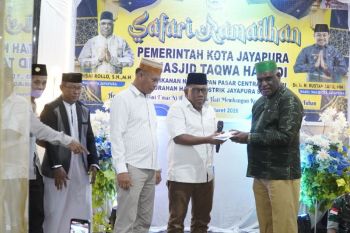 Pemkot Jayapura salurkan bantuan bagi pengurus masjid Hamadi
