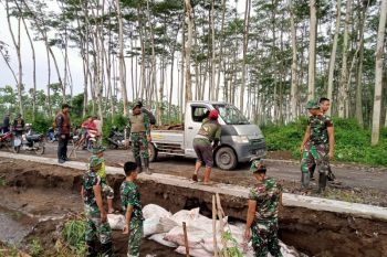 TNI bantu perbaiki jalan ambrol di Kediri